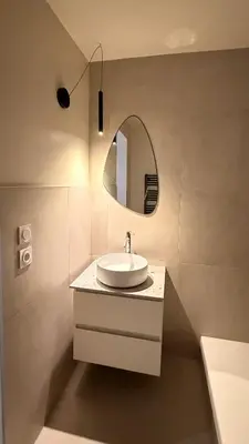 Salle de bains dans l'établissement Maison entière avec 2 chambres , Jardin et parking