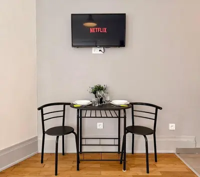 Télévision ou salle de divertissement dans l'établissement Le Vert Luizet - Lumineux, Wifi, TV connectée