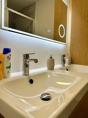 Salle de bains dans l'établissement spacieux T4
