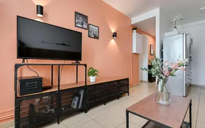 Télévision ou salle de divertissement dans l'établissement Chez Etienne