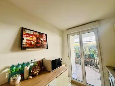 Télévision ou salle de divertissement dans l'établissement Lyon T2