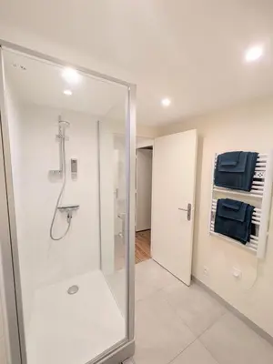 Salle de bains dans l'établissement La Tour - Appartement rénové, calme et confortable