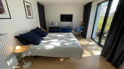 Un ou plusieurs lits dans un hébergement de l'établissement Studio design lumineux avec jardin privatif, Proche Lyon, Eurexpo, Aéroport, Groupama Stadium