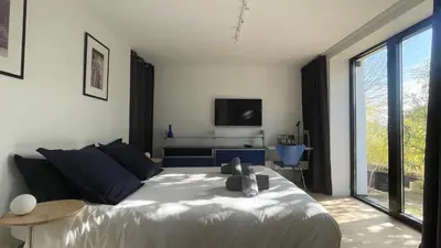 Un ou plusieurs lits dans un hébergement de l'établissement Studio design lumineux avec jardin privatif, Proche Lyon, Eurexpo, Aéroport, Groupama Stadium