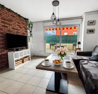 Télévision ou salle de divertissement dans l'établissement Appartement Avec Grande Terrasse Proche du Centre