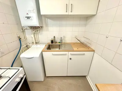 Cuisine ou kitchenette dans l'établissement Spacious 1 bedroom apartment - Free parking around