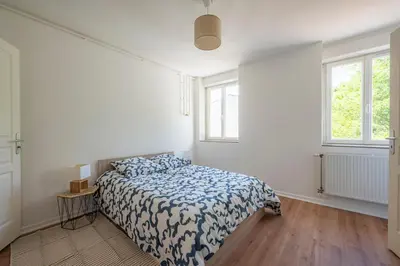 Un ou plusieurs lits dans un hébergement de l'établissement Spacious 1 bedroom apartment - Free parking around