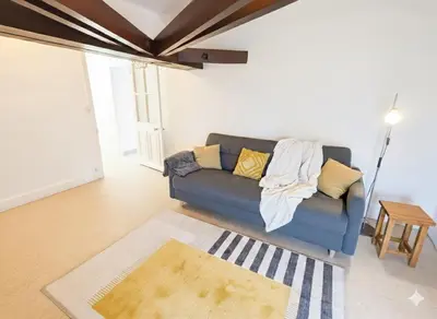 Coin salon dans l'établissement Studio spacieux avec bureau - Calme & Proche Lyon