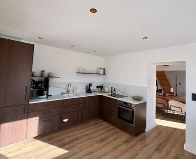 Cuisine ou kitchenette dans l'établissement Maison de campagne Dombes - 6 personnes