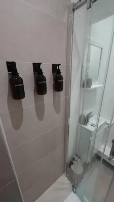 Salle de bains dans l'établissement Berthelot Design au pied du tram et proche métro