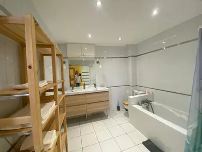 Salle de bains dans l'établissement ElégAnse, maison spacieuse, proche de Lyon