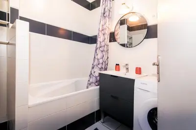 Salle de bains dans l'établissement Chic Stopover L'Olivier City Center & Flavors