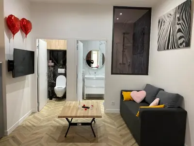 Télévision ou salle de divertissement dans l'établissement La voute des sens