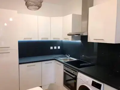 Cuisine ou kitchenette dans l'établissement Bel appartement