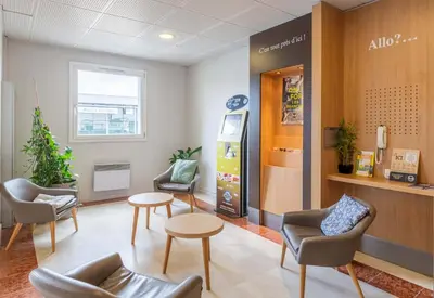 Coin salon dans l'établissement B&B HOTEL Lyon Grand Stade Meyzieu