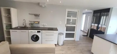 Cuisine ou kitchenette dans l'établissement Spacieux logement 90 m2 chambres dans maison