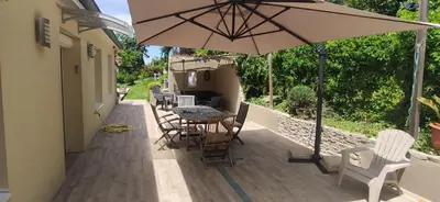 Balcon ou terrasse dans l'établissement Spacieux logement 90 m2 chambres dans maison