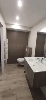 Salle de bains dans l'établissement Spacieux logement 90 m2 chambres dans maison
