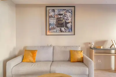 Coin salon dans l'établissement Legend, appartement confort premium, idéal pour séjour professionnel