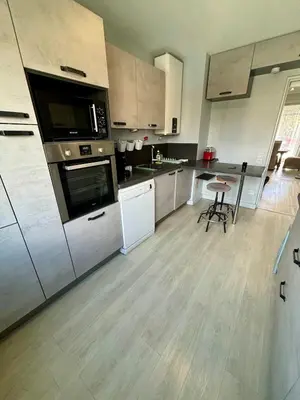 Cuisine ou kitchenette dans l'établissement 2 Bedrooms, Secure residence, Parking!