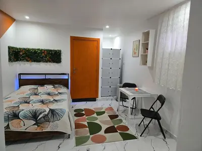 Un ou plusieurs lits dans un hébergement de l'établissement Cozy renovated studio Comfort practicality