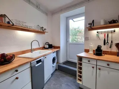 Cuisine ou kitchenette dans l'établissement Maison de village cosy - 4 pers. - FR-1-496-386