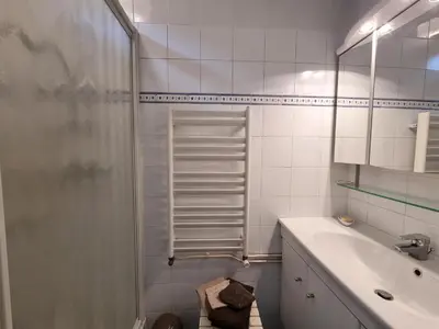 Salle de bains dans l'établissement Maison de village cosy - 4 pers. - FR-1-496-386