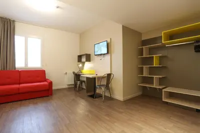Télévision ou salle de divertissement dans l'établissement Westlodge Dardilly Lyon Nord