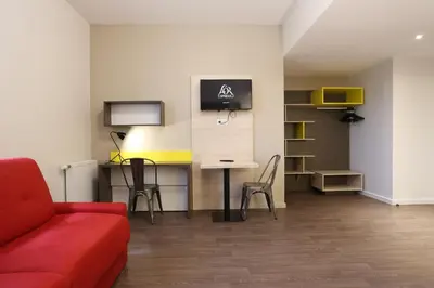Télévision ou salle de divertissement dans l'établissement Westlodge Dardilly Lyon Nord