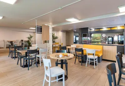 Restaurant ou autre lieu de restauration dans l'établissement B&B HOTEL Lyon Centre Monplaisir