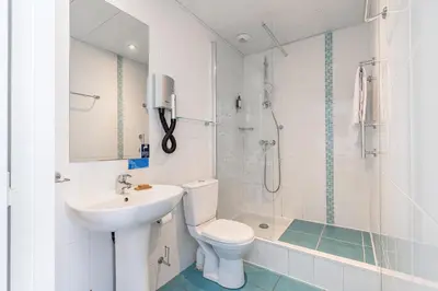 Salle de bains dans l'établissement Hôtel du Simplon