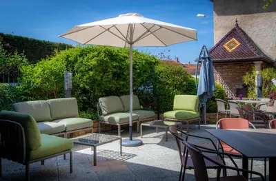 Jardin de l'établissement Logis Hôtel Tante Yvonne & son restaurant semi-gastronomique - Lyon Nord