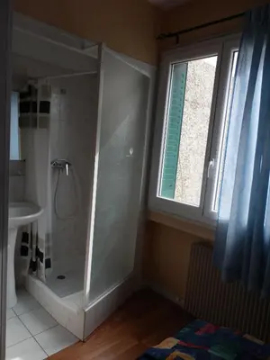 Salle de bains dans l'établissement Hôtel Au Val De Saône Free Parking