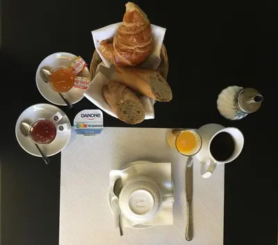 Options de petit-déjeuner proposées aux clients de l'établissement Hôtel Au Val De Saône Free Parking