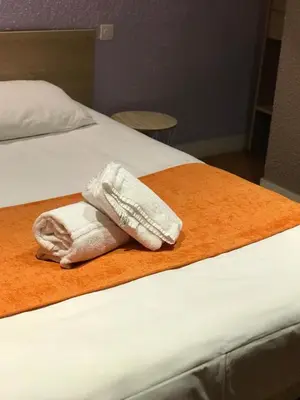 Un ou plusieurs lits dans un hébergement de l'établissement Hotel de Bretagne