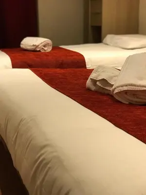 Un ou plusieurs lits dans un hébergement de l'établissement Hotel de Bretagne