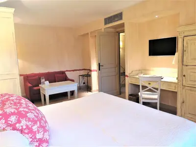 Télévision ou salle de divertissement dans l'établissement Domaine de Clairefontaine - Teritoria