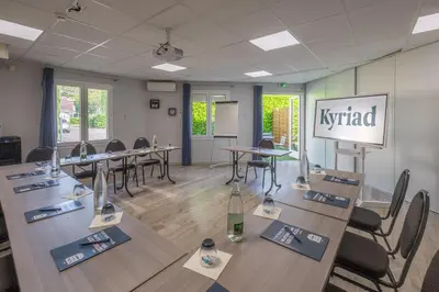 Espace de conférence ou salle de réunion dans l'établissement Kyriad Lyon Est - Bron Eurexpo Le Cottage