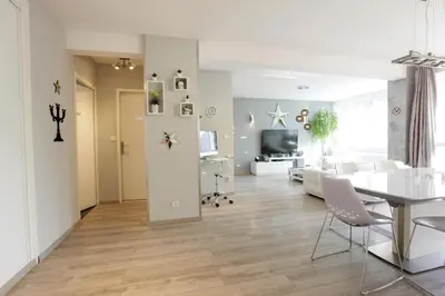 Télévision ou salle de divertissement dans l'établissement Le Célestay