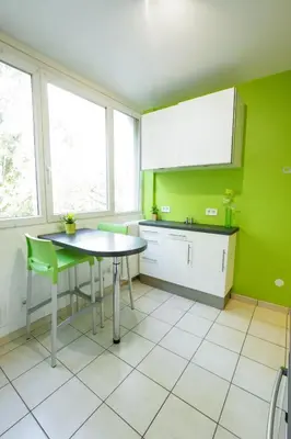 Cuisine ou kitchenette dans l'établissement Le Célestay