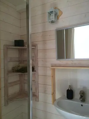 Salle de bains dans l'établissement Les Sittelles de Bamboche