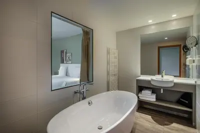 Salle de bains dans l'établissement Spark by Hilton Lyon Park Saone