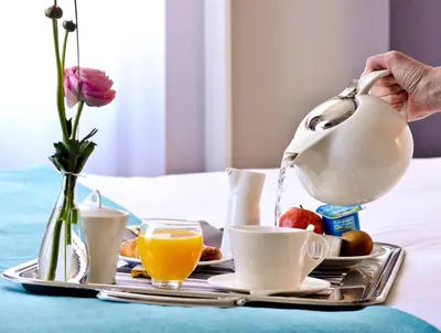Options de petit-déjeuner proposées aux clients de l'établissement Hotel Le Comty
