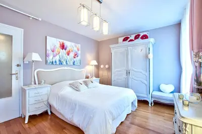 Un ou plusieurs lits dans un hébergement de l'établissement ! A découvrir ! NATURALBNB - Chambres d'hôtes zen au calme - Top confort et reposant - PARKING GRATUIT SECURISE - Garage vélos et motos - OFFERT COPIEUX PETIT DEJEUNER fait maison sucré-salé, local et bio - Accueil et convivialité garantis !