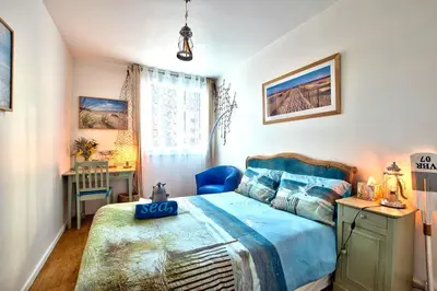Un ou plusieurs lits dans un hébergement de l'établissement ! A découvrir ! NATURALBNB - Chambres d'hôtes zen au calme - Top confort et reposant - PARKING GRATUIT SECURISE - Garage vélos et motos - OFFERT COPIEUX PETIT DEJEUNER fait maison sucré-salé, local et bio - Accueil et convivialité garantis !
