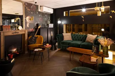 Coin salon dans l'établissement Hôtel Edmond W Lyon Part-Dieu