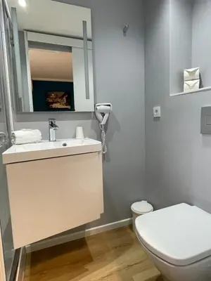 Salle de bains dans l'établissement Brit Hotel Essentiel Villefranche-sur-Saône - Ex Balladins