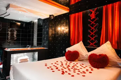 Un ou plusieurs lits dans un hébergement de l'établissement Le Cabaret Vip SPA