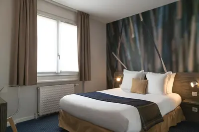 Un ou plusieurs lits dans un hébergement de l'établissement The Originals City, Hôtel Dau Ly, Lyon Est