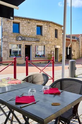 Restaurant ou autre lieu de restauration dans l'établissement Aux Prisons de Montagny